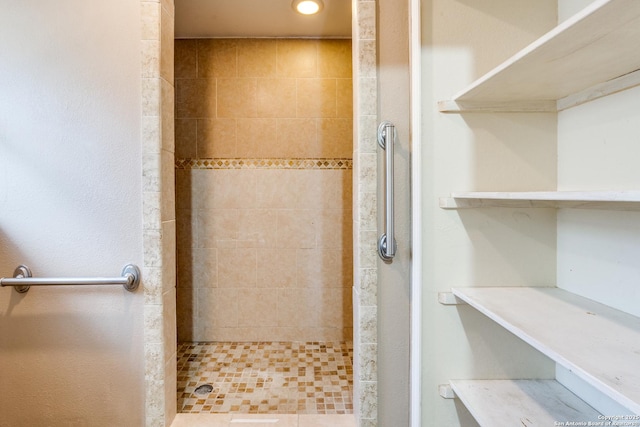 bathroom featuring tiled shower