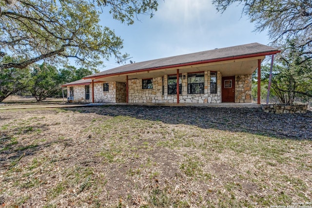 view of front of property featuring a front lawn