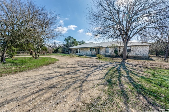 single story home featuring a front yard