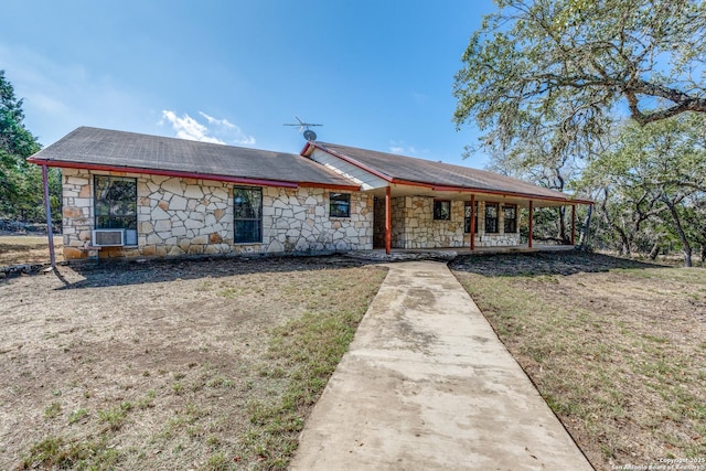 view of front of house featuring covered porch and a front yard