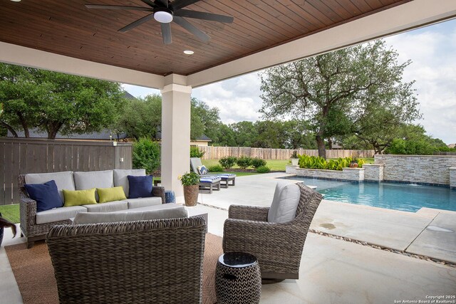 view of patio with a fenced backyard, outdoor lounge area, and ceiling fan
