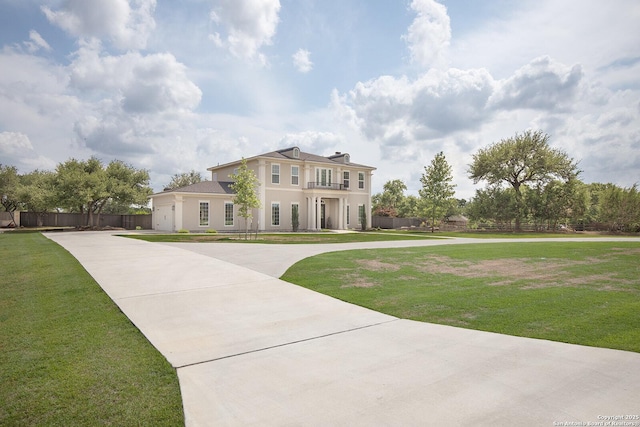 view of front of home with curved driveway and stucco siding