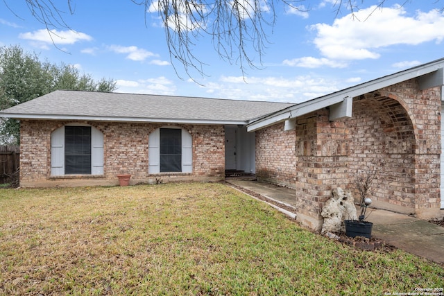 ranch-style home with a front yard