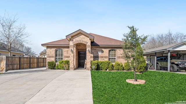 view of front of home with a carport and a front yard