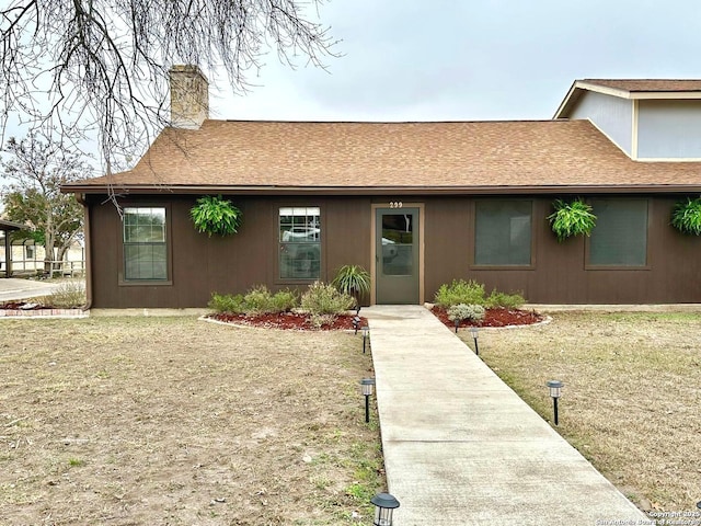 view of front of home featuring a front yard