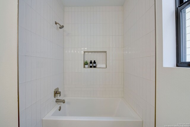 bathroom with tiled shower / bath combo