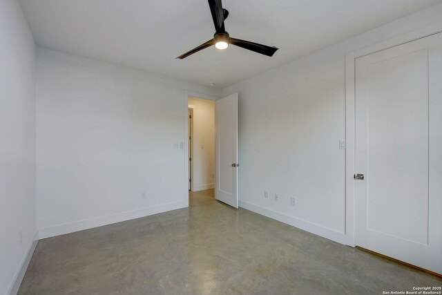 unfurnished room with ceiling fan