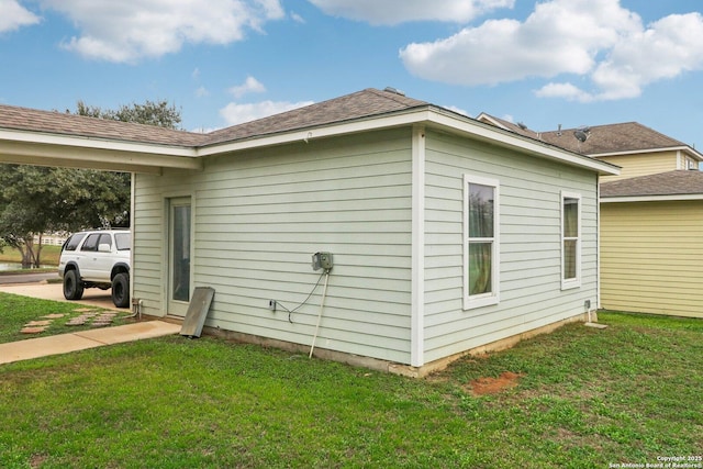 view of side of property featuring a lawn