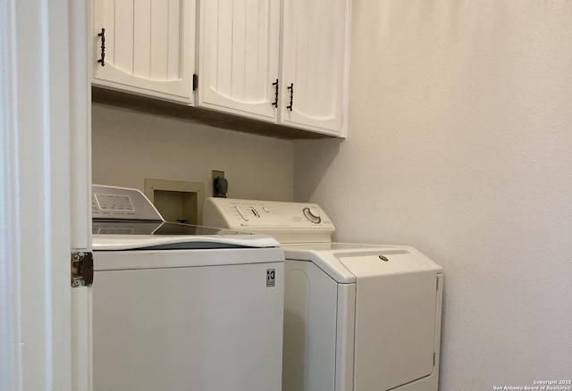 laundry room with cabinets and independent washer and dryer