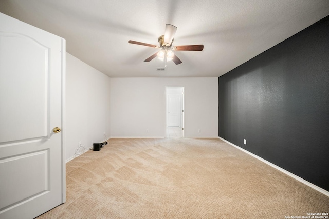 unfurnished room with light carpet and ceiling fan