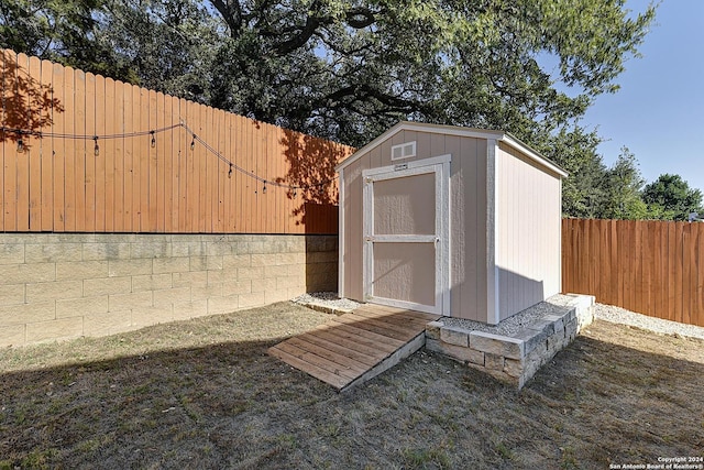 view of outdoor structure featuring a yard