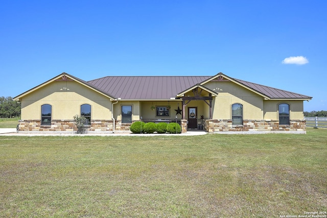 view of front of house featuring a front yard