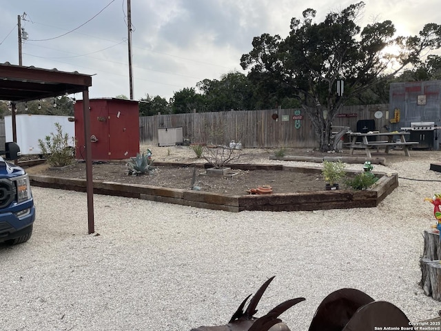 view of yard featuring a shed