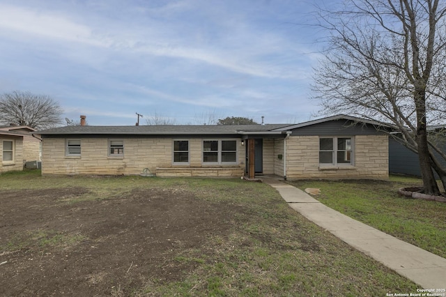 ranch-style house featuring a front yard