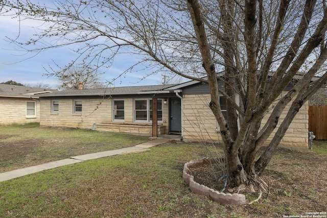 single story home with a front yard