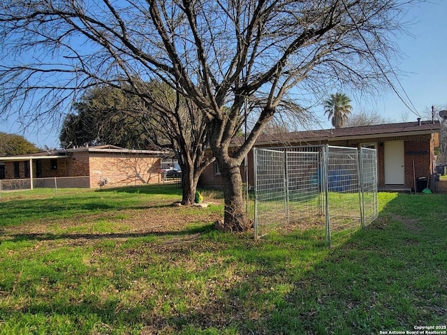 view of yard featuring an outbuilding