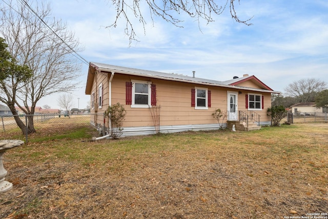 view of front facade with a front yard