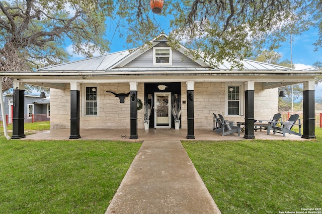 view of front facade featuring a patio and a front lawn