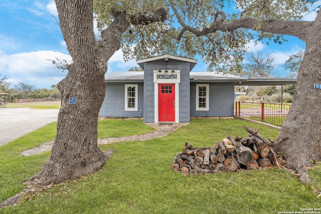 view of front of property featuring a carport and a front yard