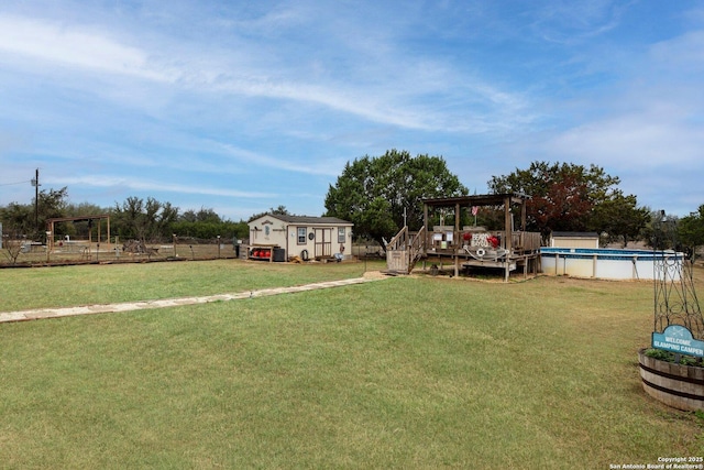 view of yard featuring an outbuilding