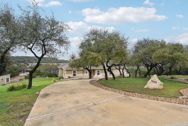 view of front facade with a front yard