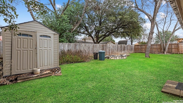 view of yard featuring a shed