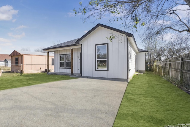 view of front of property with a front yard