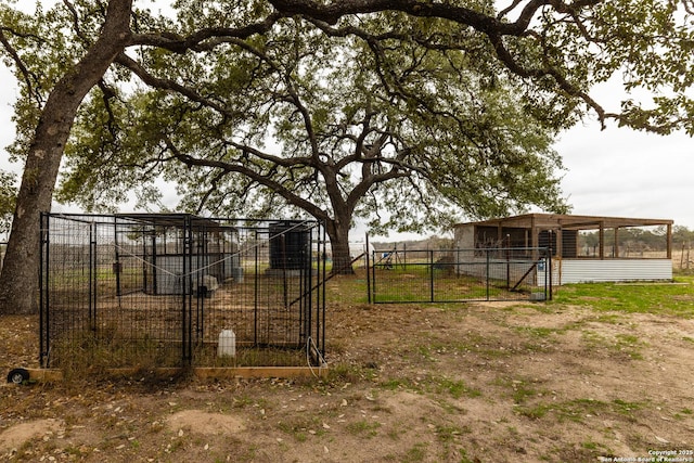 view of yard with an outbuilding