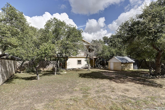 view of yard with an outdoor structure