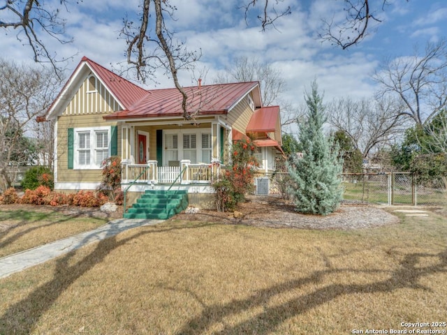 view of front of house featuring a front lawn and covered porch