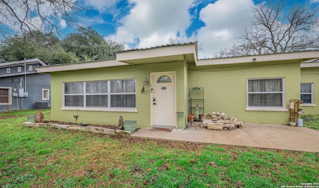 view of front of property with a patio area and a front lawn