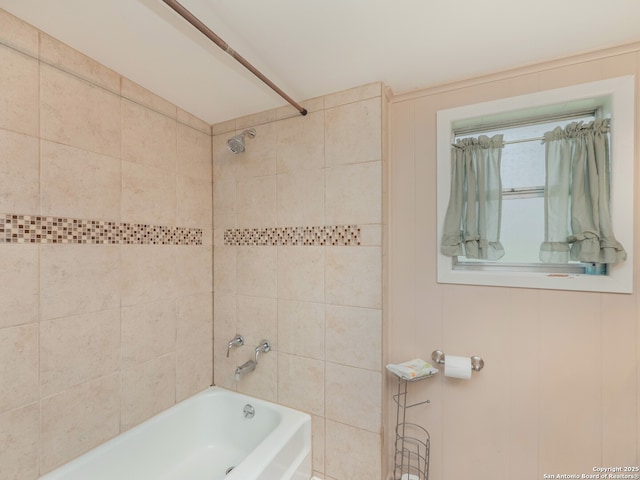 bathroom with tiled shower / bath