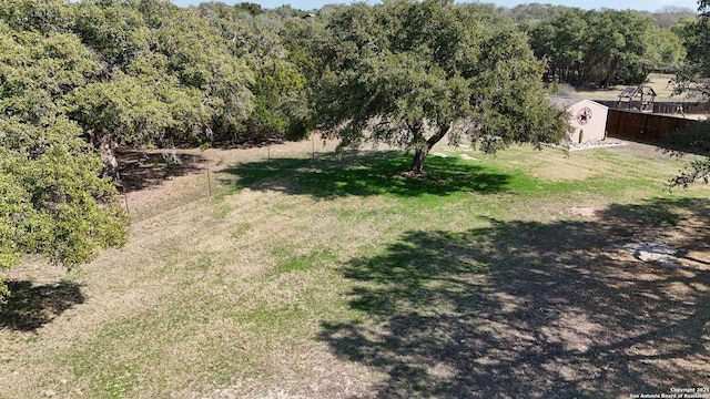 view of yard featuring a shed