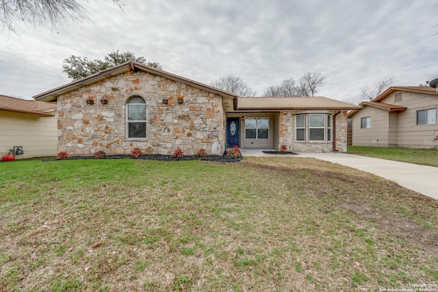 single story home featuring a front lawn