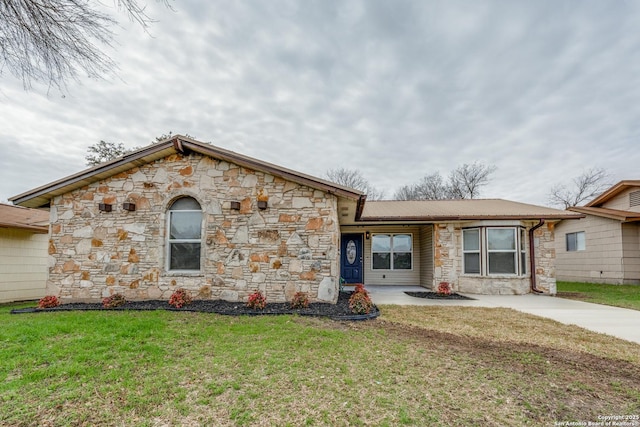 view of front of home featuring a front yard