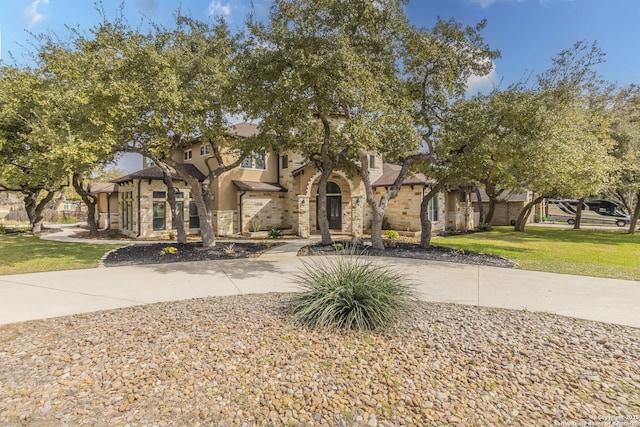 view of front facade featuring a front yard