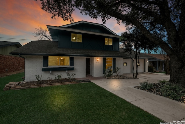 view of front of property featuring a yard