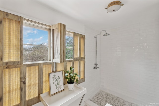 bathroom featuring tiled shower