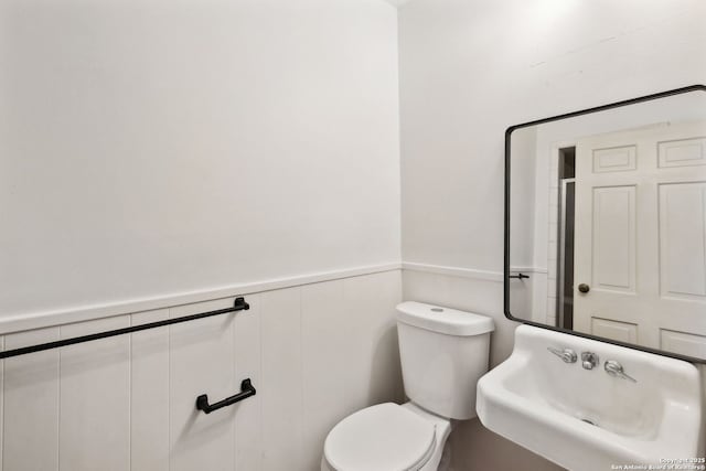 bathroom featuring toilet and sink