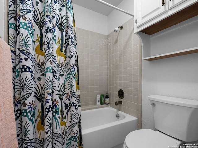 1048 Parkview Dr, Canyon Lake, TX 78133 - bathroom with shower / tub combo and toilet