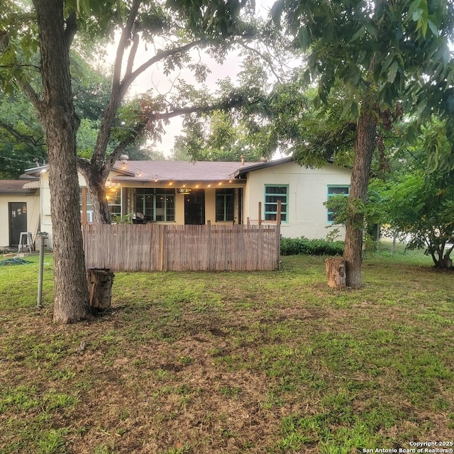 single story home featuring a front yard