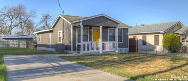 view of front of home featuring covered porch and a front lawn