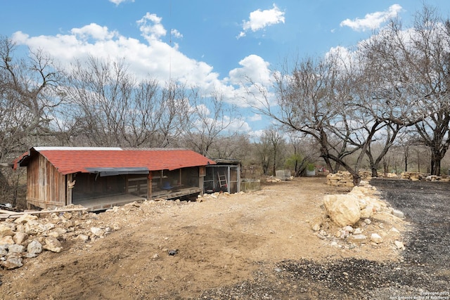 view of yard with an outdoor structure