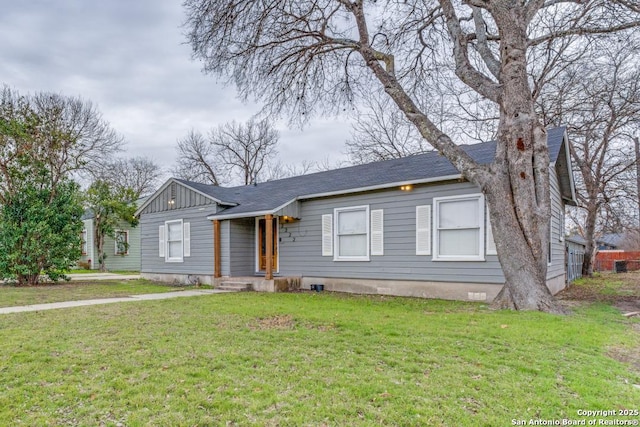 view of front of house featuring a front lawn