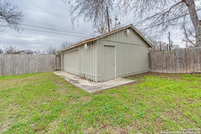 view of outdoor structure featuring a garage and a yard