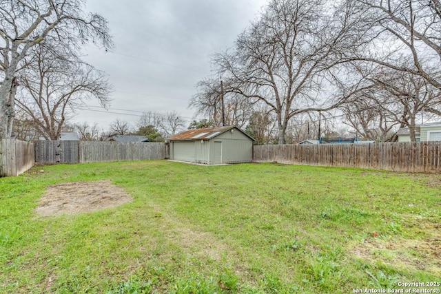 view of yard with an outdoor structure