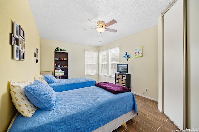 bedroom featuring ceiling fan and a textured ceiling