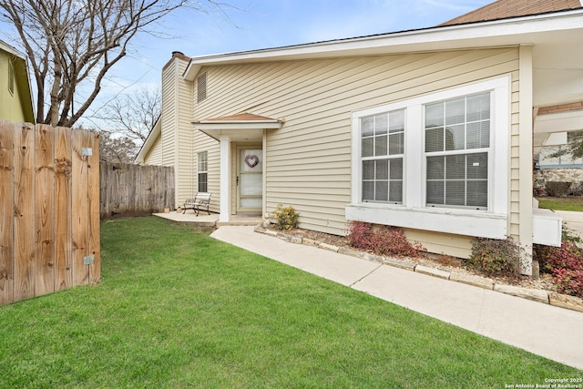 view of front of home featuring a patio and a front yard