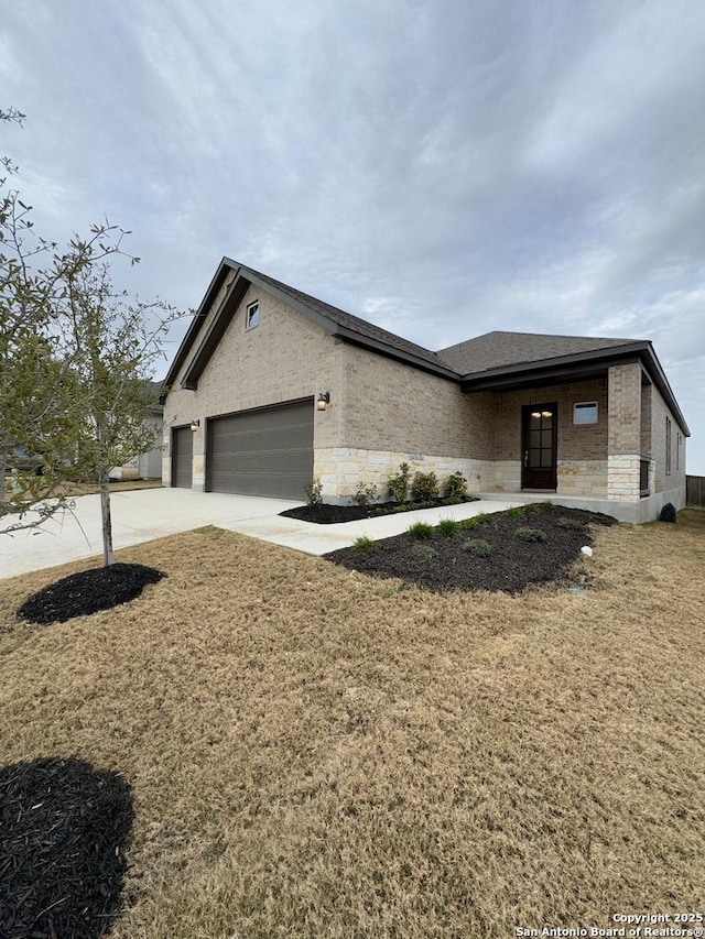 view of front of house featuring a garage and a front lawn