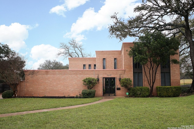 view of front of home featuring a front lawn